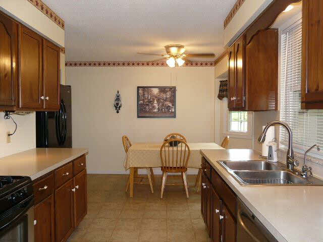 1890 West Rauch Temperance, MI 48182 - Photo 11 of 20 Eat-in Kitchen