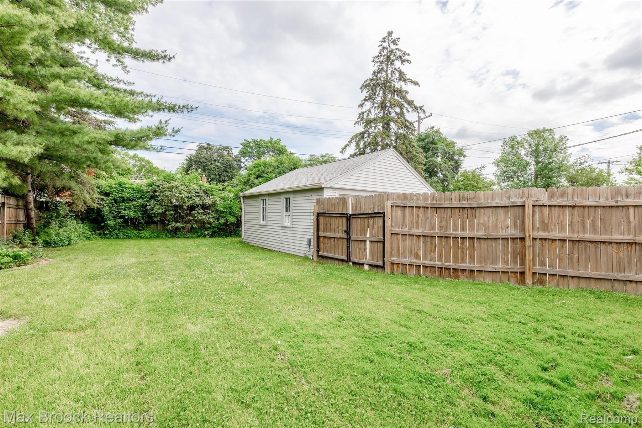 3648 Rockingham Road Royal Oak, MI 48073 - Photo 6 of 21 IUdA-70A.jpg