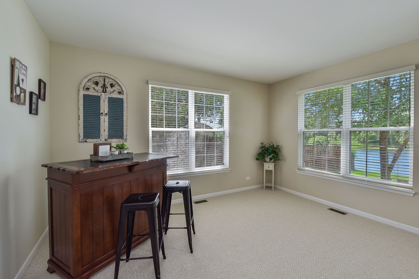 1699 Montclair Drive Elgin, IL 60123 - Photo 8 of 30 a workspace with furniture window and outside view