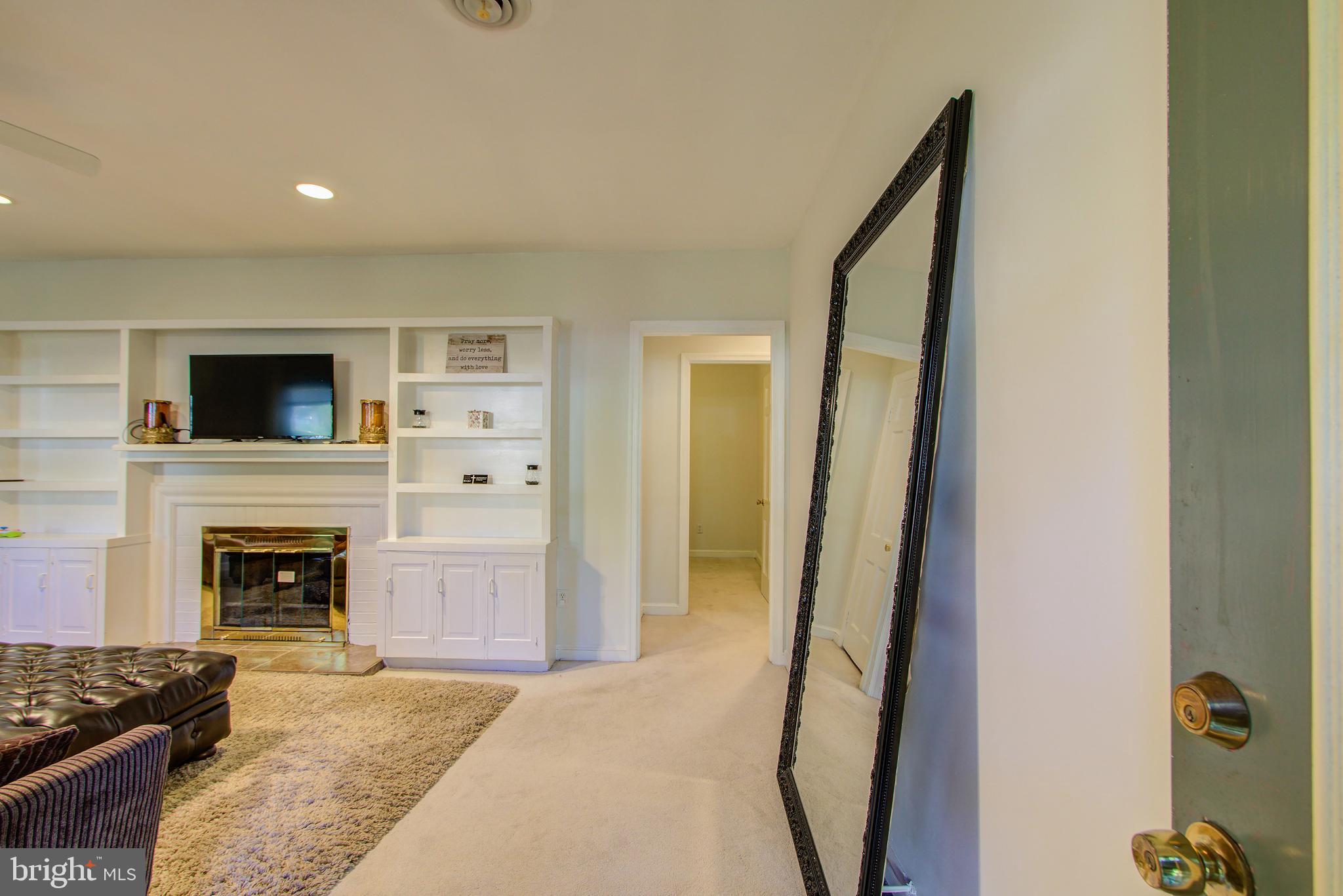 12600 Old Fort Road Fort Washington, MD 20744 - Photo 4 of 46 Front Entrance into Living Room
