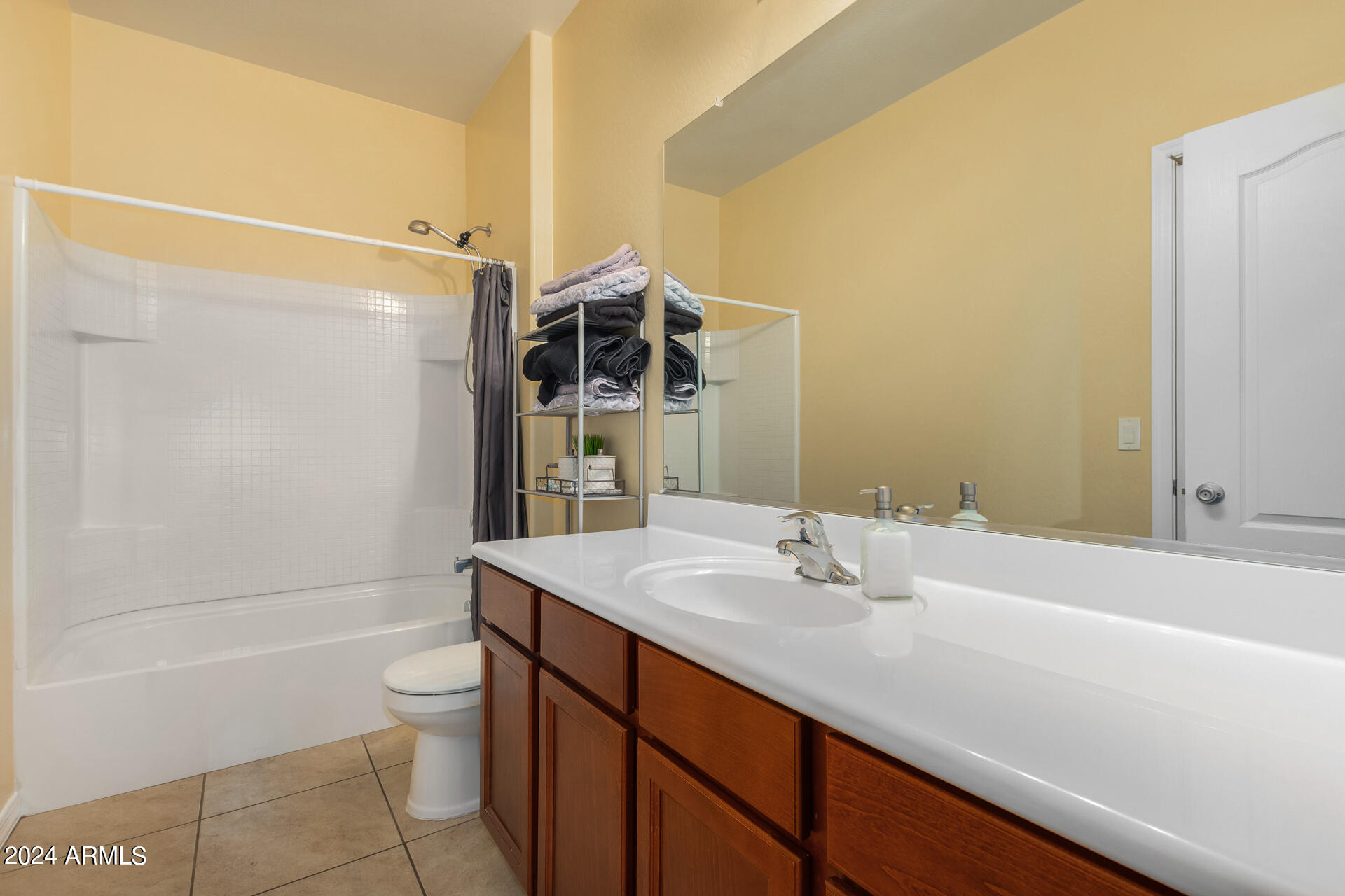 7718 West Carter Road Laveen, AZ 85339 - Photo 16 of 23 Jack-n-Jill full bath