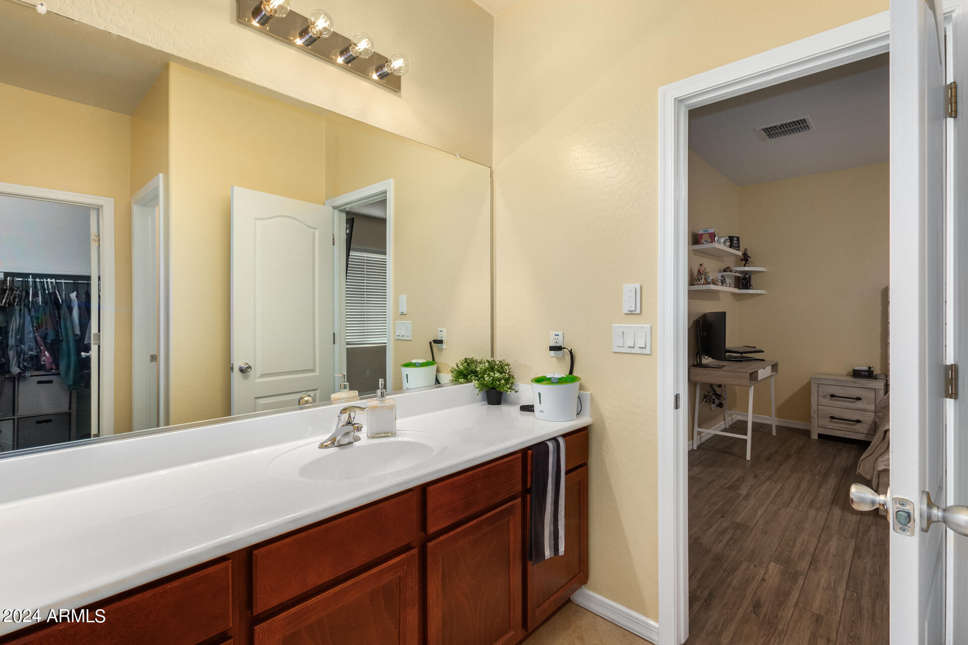 7718 West Carter Road Laveen, AZ 85339 - Photo 9 of 23 Ensuite master