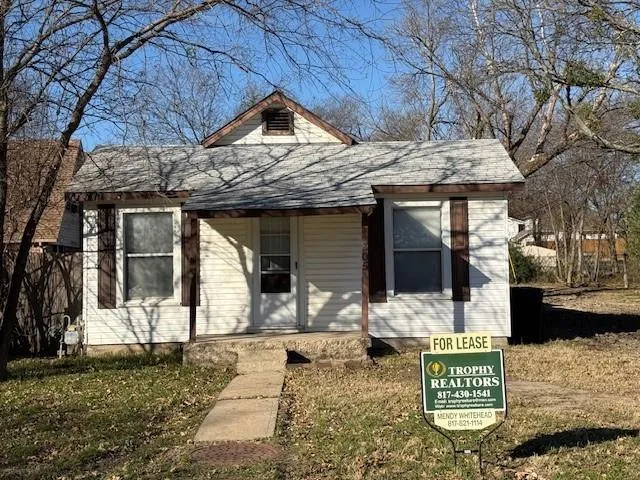 $1,200 | 305 North Denton Avenue, Justin, TX 76247