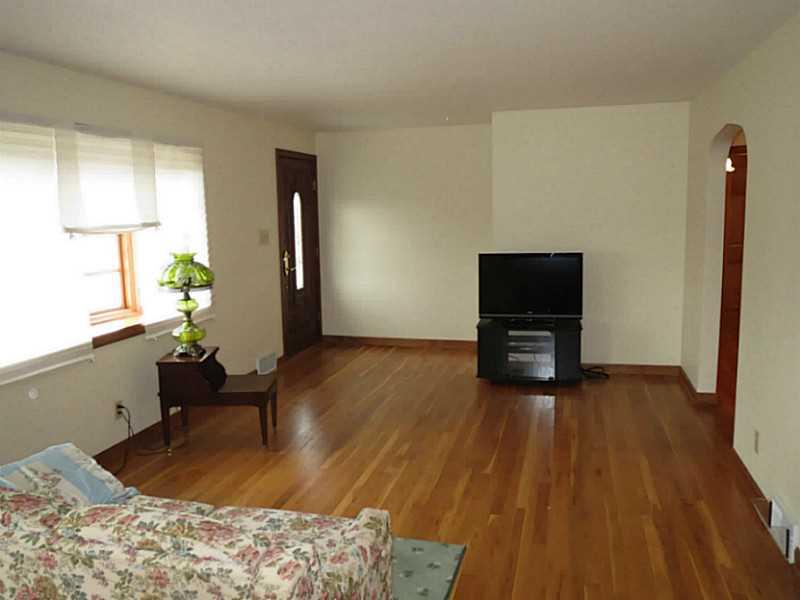 2089 Ridge Rd Extension Economy, PA 15003 - Photo 3 of 25 Living Room.