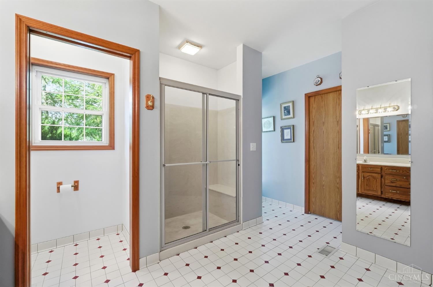 6596 Springdale Road Cincinnati, OH 45247 - Photo 21 of 81