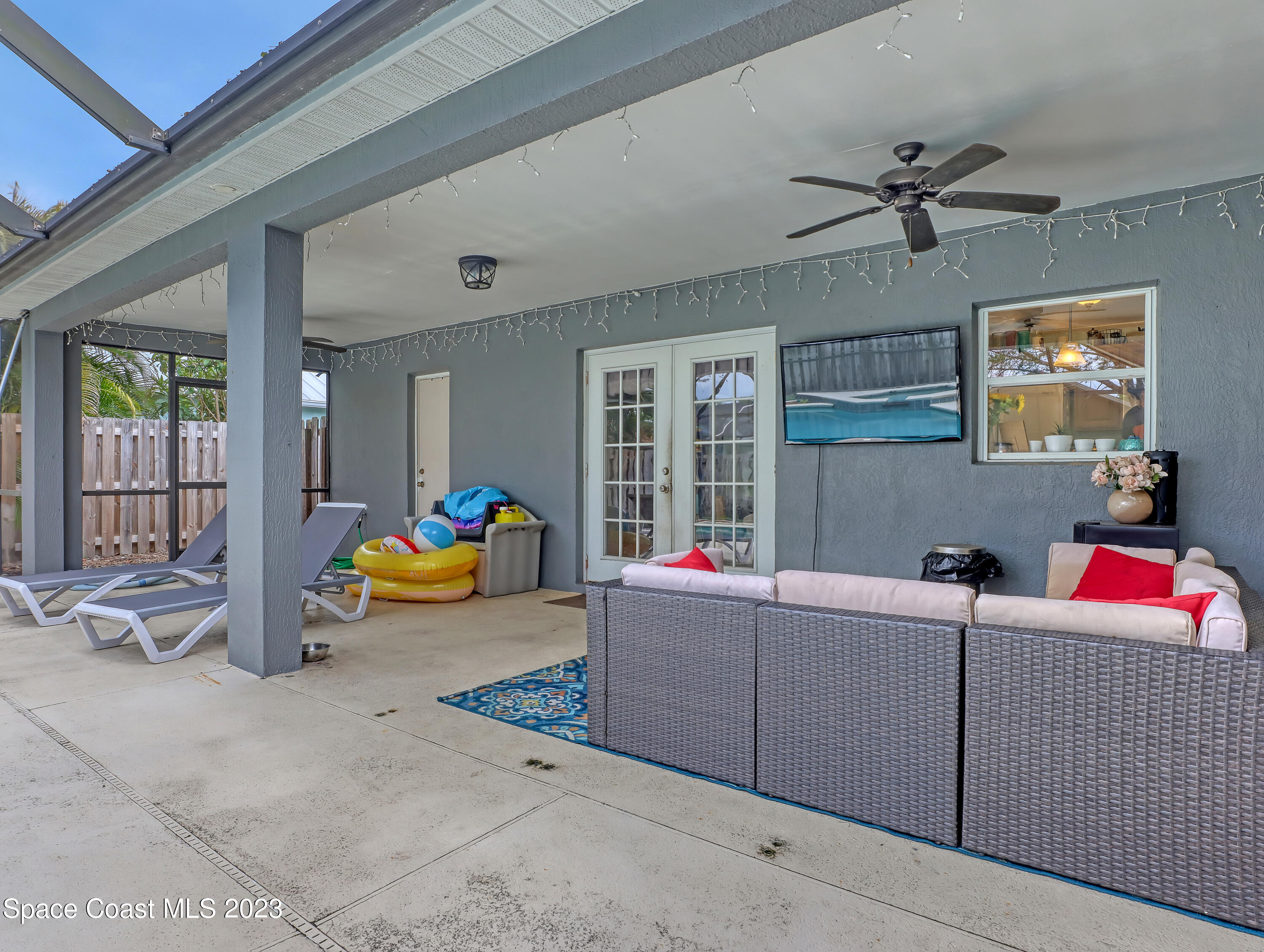 2305 Shady Oak Road Melbourne, FL 32935 - Photo 32 of 38 a living room with furniture