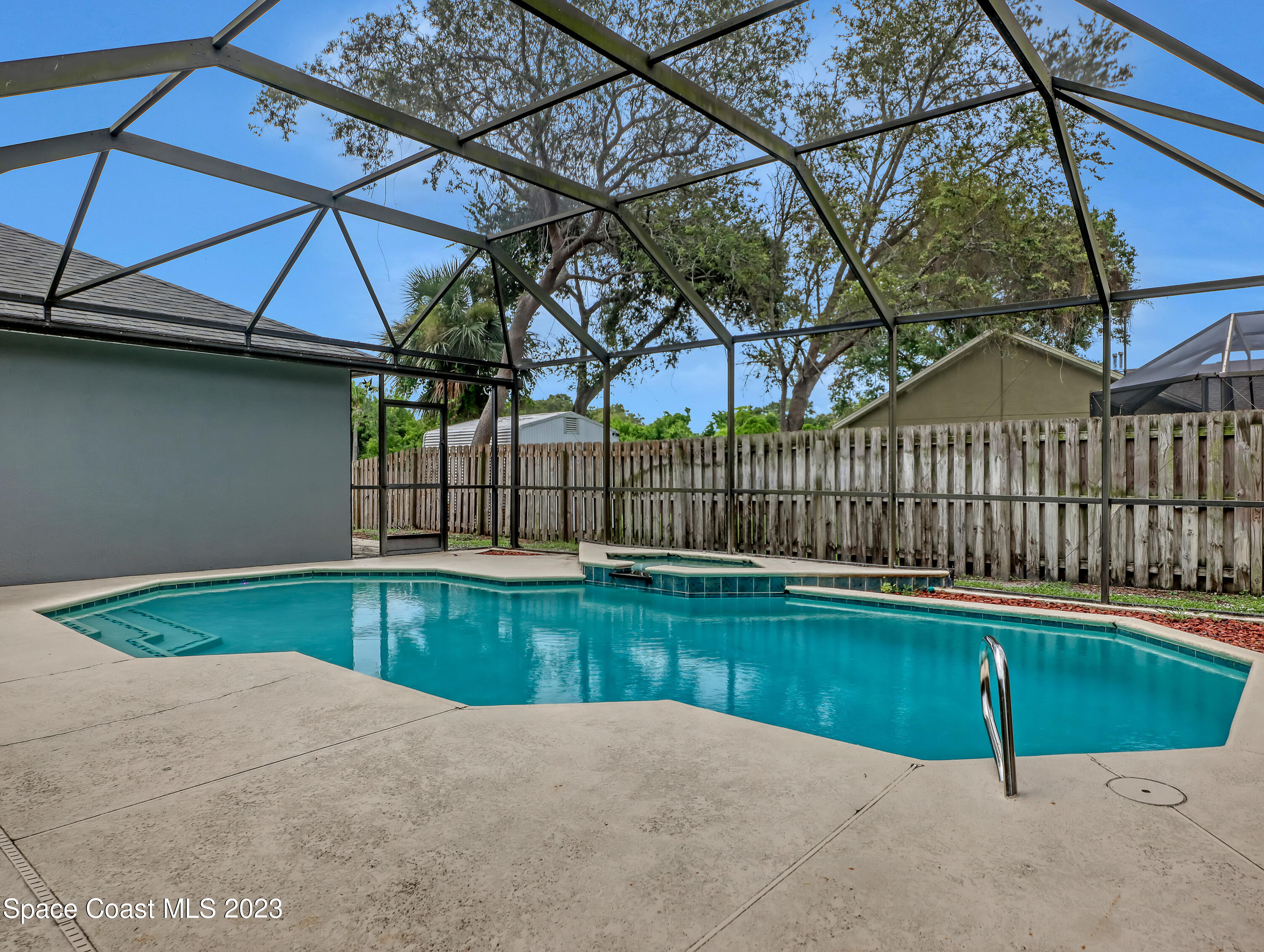 2305 Shady Oak Road Melbourne, FL 32935 - Photo 36 of 38 a view of a backyard with a table and chair