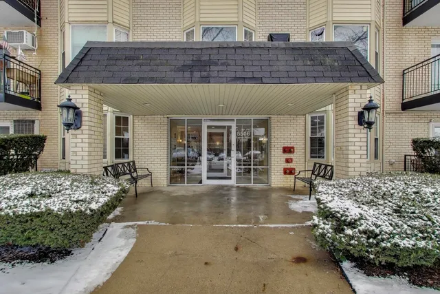$190,000 | 5506 Lincoln Avenue, Unit A521, Morton Grove, IL 60053