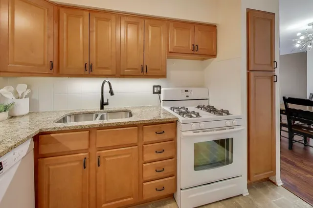 $195,000 | 5506 Lincoln Avenue, Unit A521, Morton Grove, IL 60053