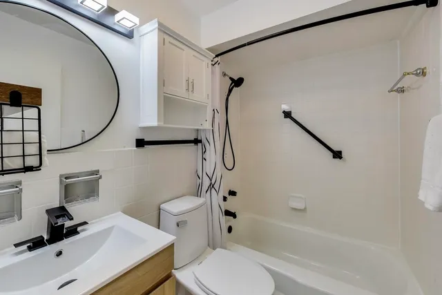 $195,000 | 5506 Lincoln Avenue, Unit A521, Morton Grove, IL 60053