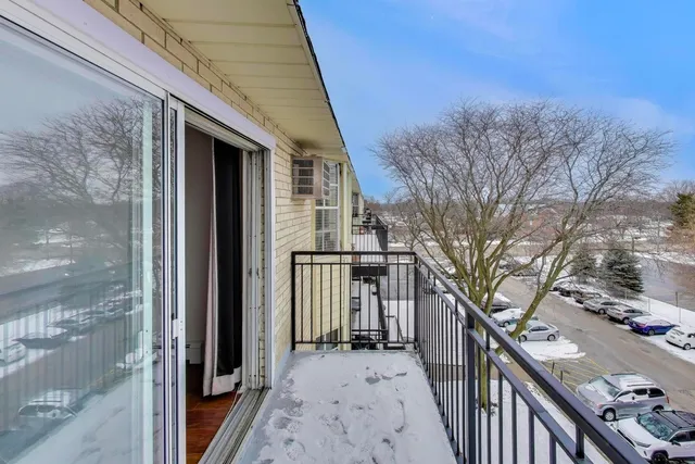 $195,000 | 5506 Lincoln Avenue, Unit A521, Morton Grove, IL 60053