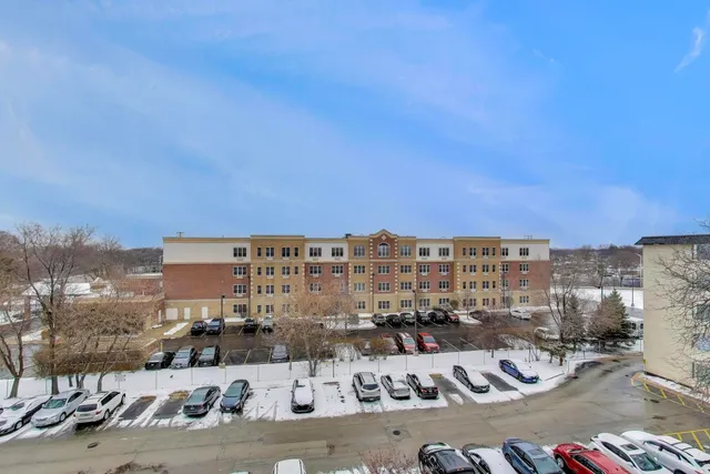 $195,000 | 5506 Lincoln Avenue, Unit A521, Morton Grove, IL 60053