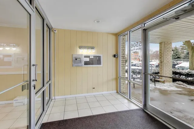 $195,000 | 5506 Lincoln Avenue, Unit A521, Morton Grove, IL 60053