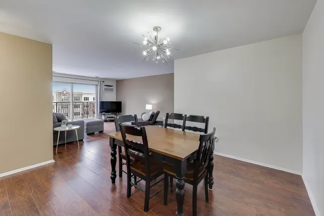 $195,000 | 5506 Lincoln Avenue, Unit A521, Morton Grove, IL 60053