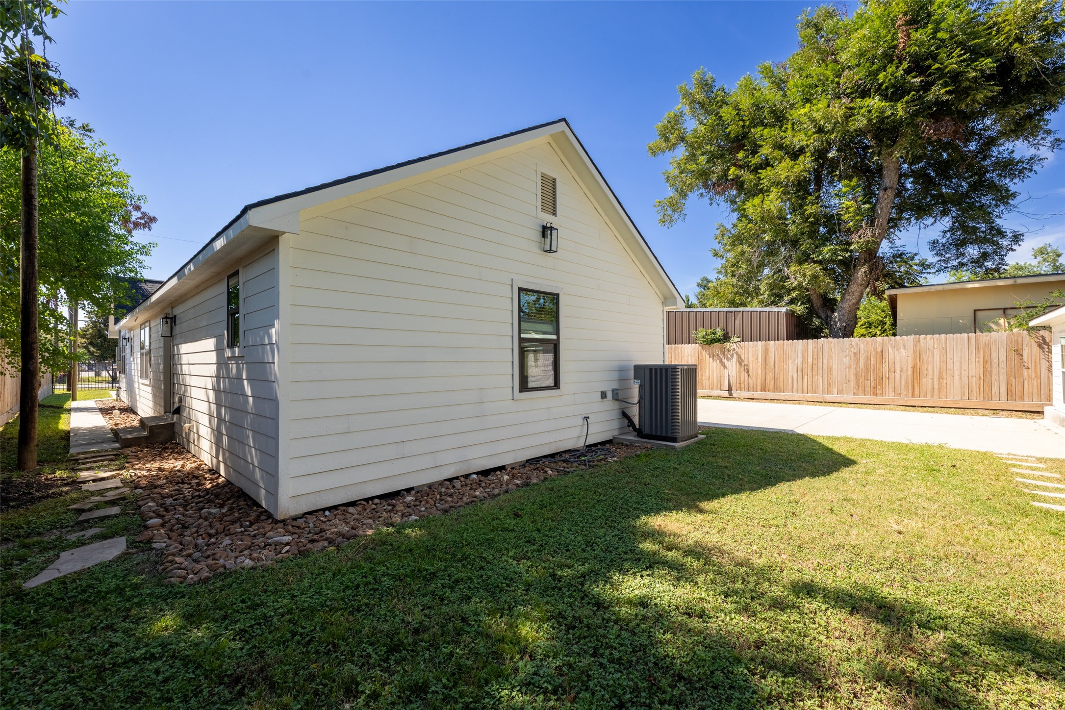 729 Caperton Street Houston, TX 77022 - Photo 40 of 42 a view of a back yard of the house