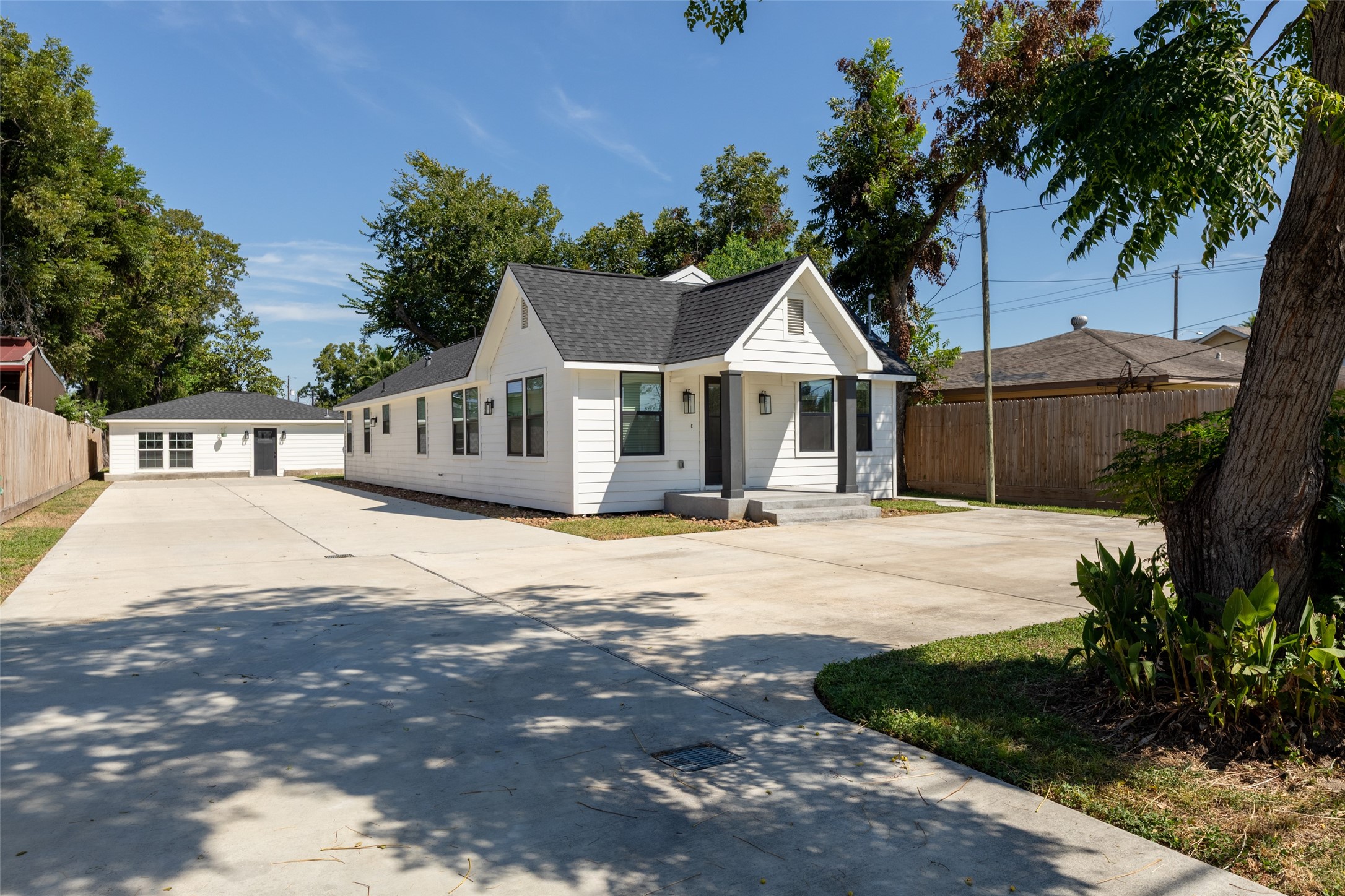 729 Caperton Street Houston, TX 77022 - Photo 4 of 42 a house with palm tree in front of it