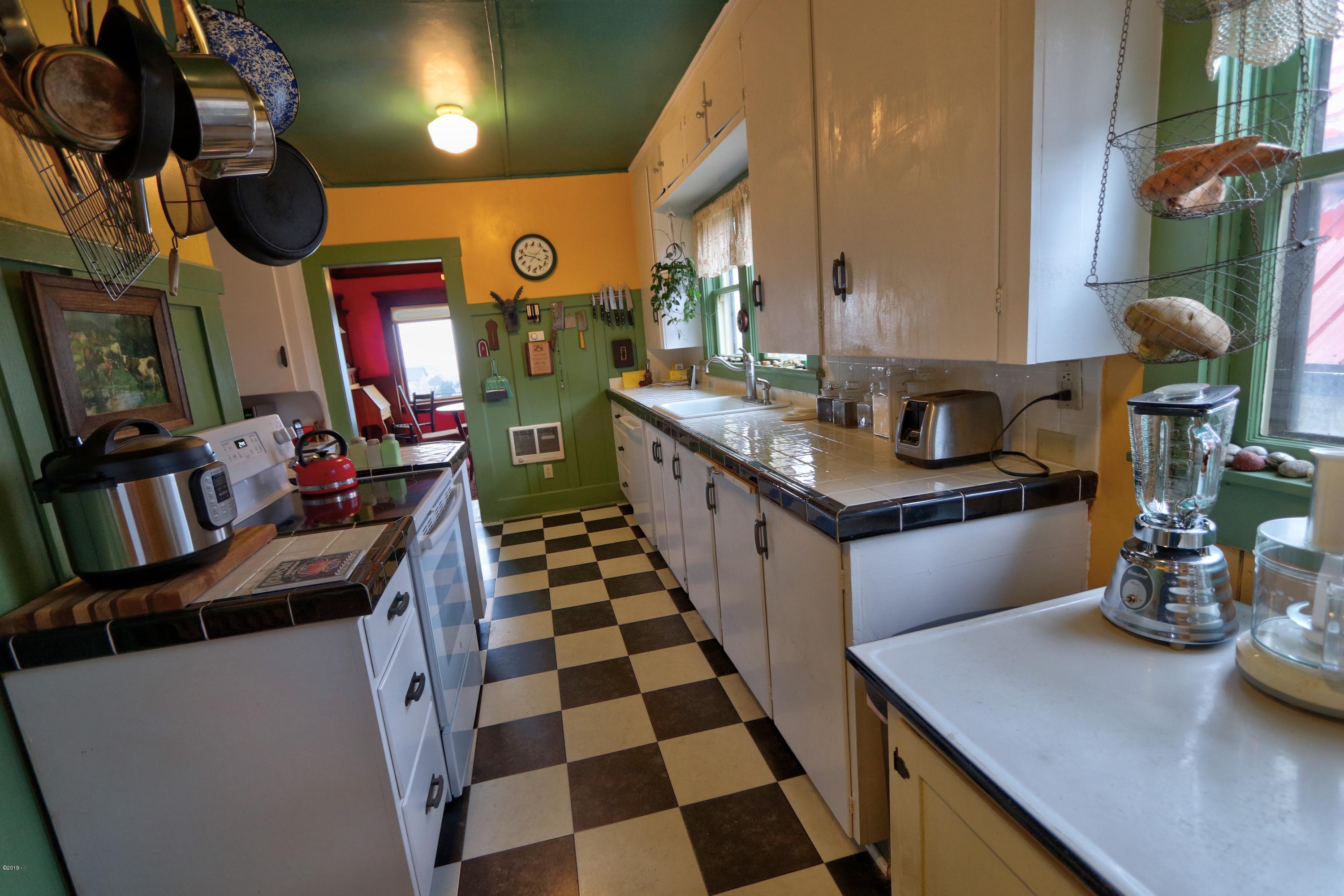 19 Southwest Hurbert Street Newport, OR 97365 - Photo 14 of 51 Kitchen