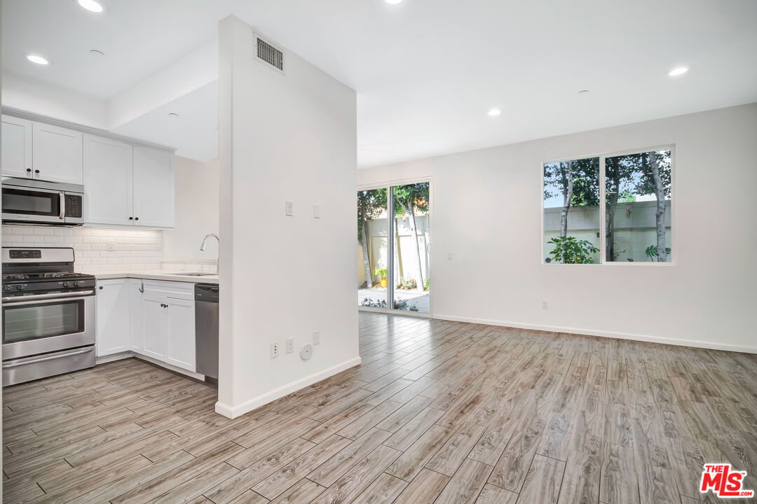 15215 West Fred Way Van Nuys, CA 91405 - Photo 2 of 31