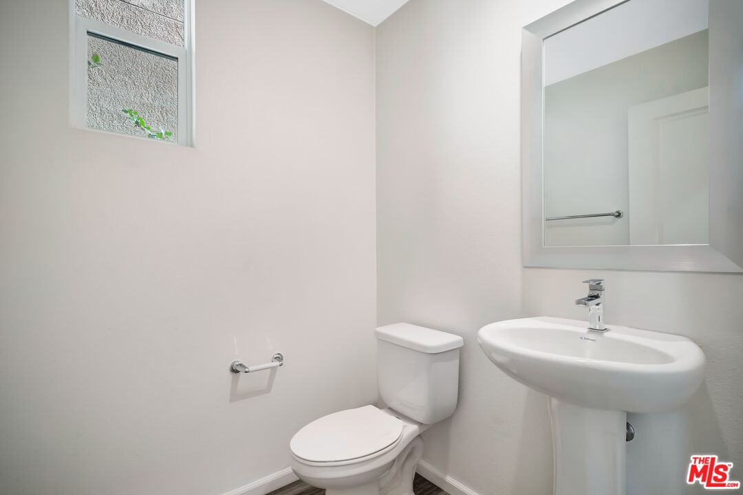 15215 West Fred Way Van Nuys, CA 91405 - Photo 25 of 31