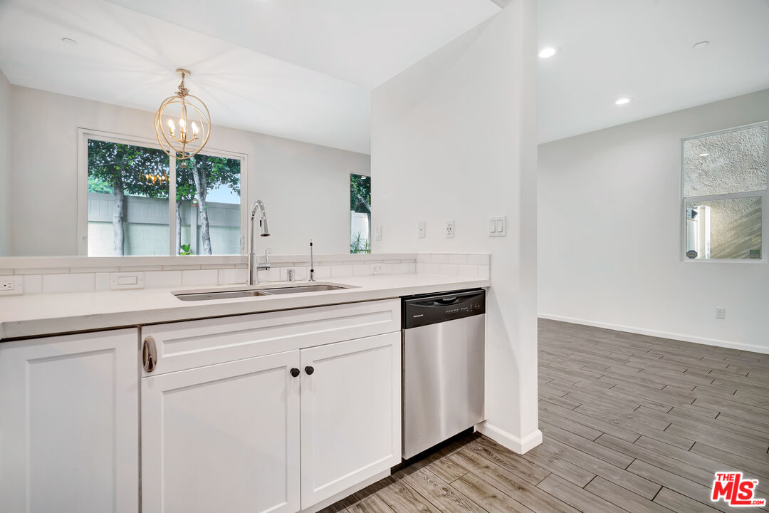 15215 West Fred Way Van Nuys, CA 91405 - Photo 3 of 31