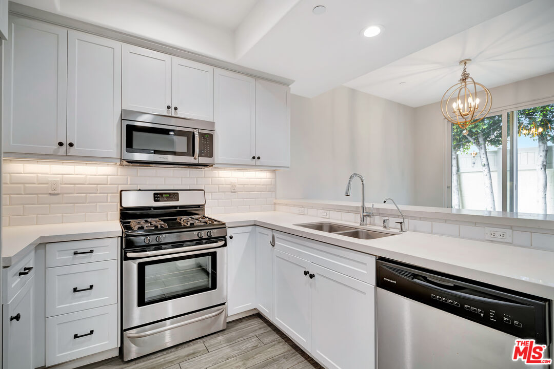 15215 West Fred Way Van Nuys, CA 91405 - Photo 4 of 31