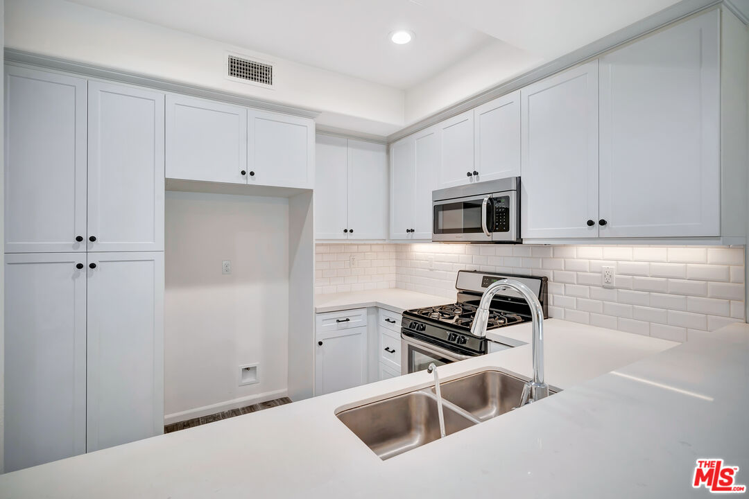 15215 West Fred Way Van Nuys, CA 91405 - Photo 6 of 31