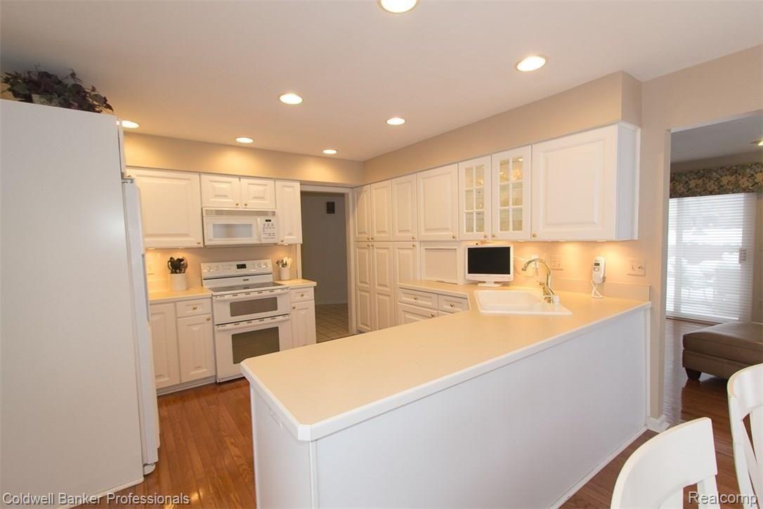36874 Chesapeake Road Farmington, MI 48335 - Photo 14 of 46 Kitchen