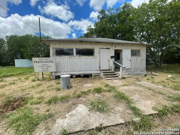 a view of a back yard of the house