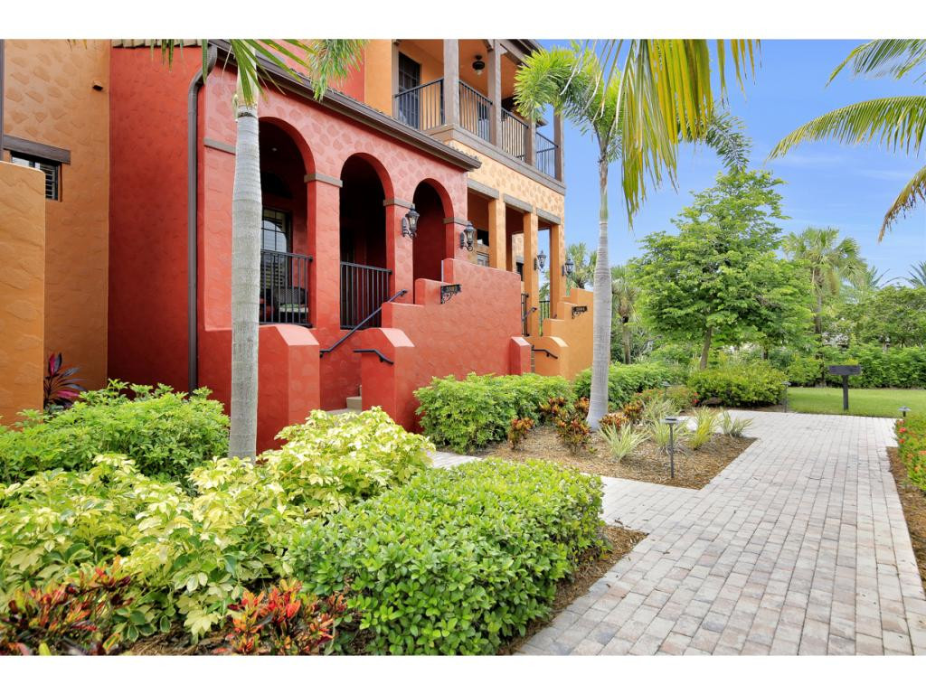 a view of a back yard of the house