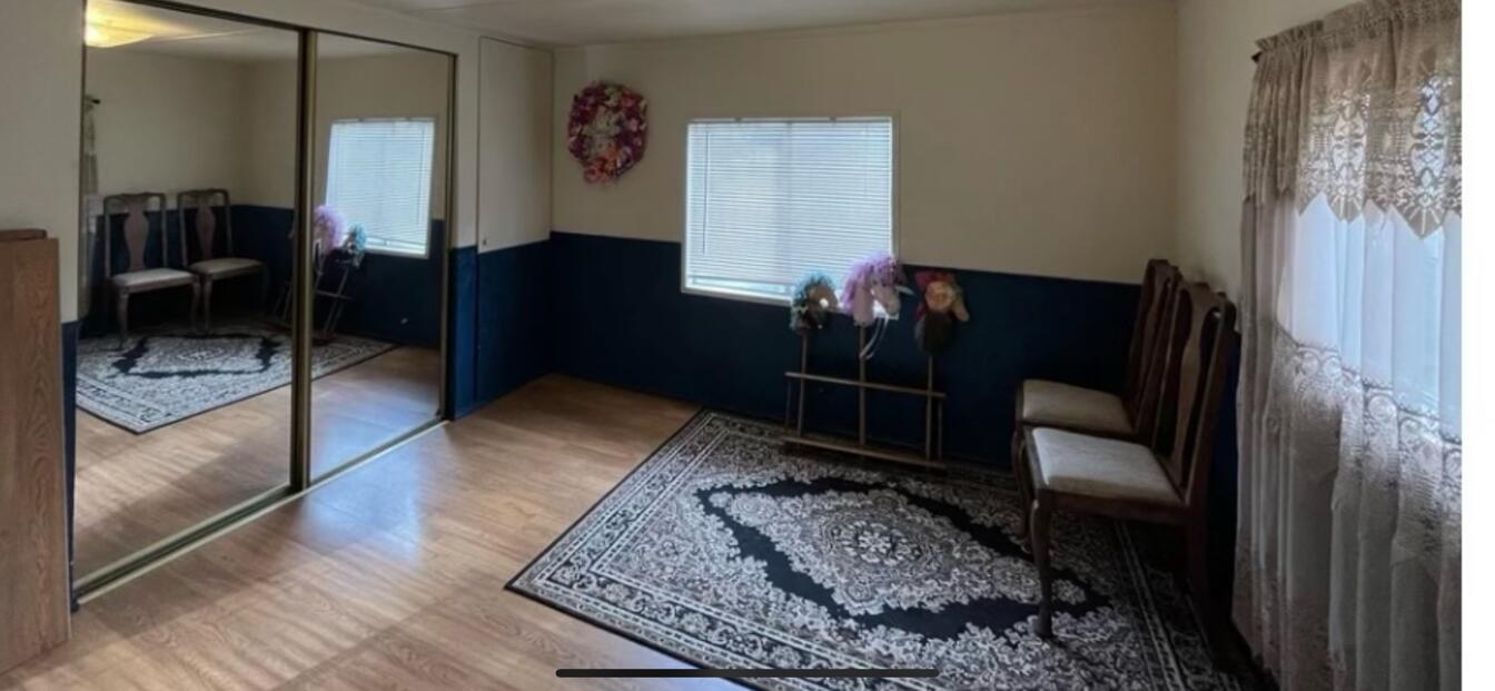 780 Lone Mountain Road O'Brien, OR 97534 - Photo 11 of 33 a living room with furniture