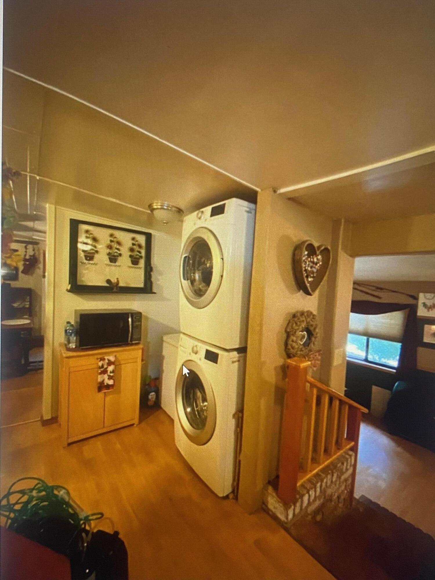 780 Lone Mountain Road O'Brien, OR 97534 - Photo 4 of 33 a utility room with dryer and washer