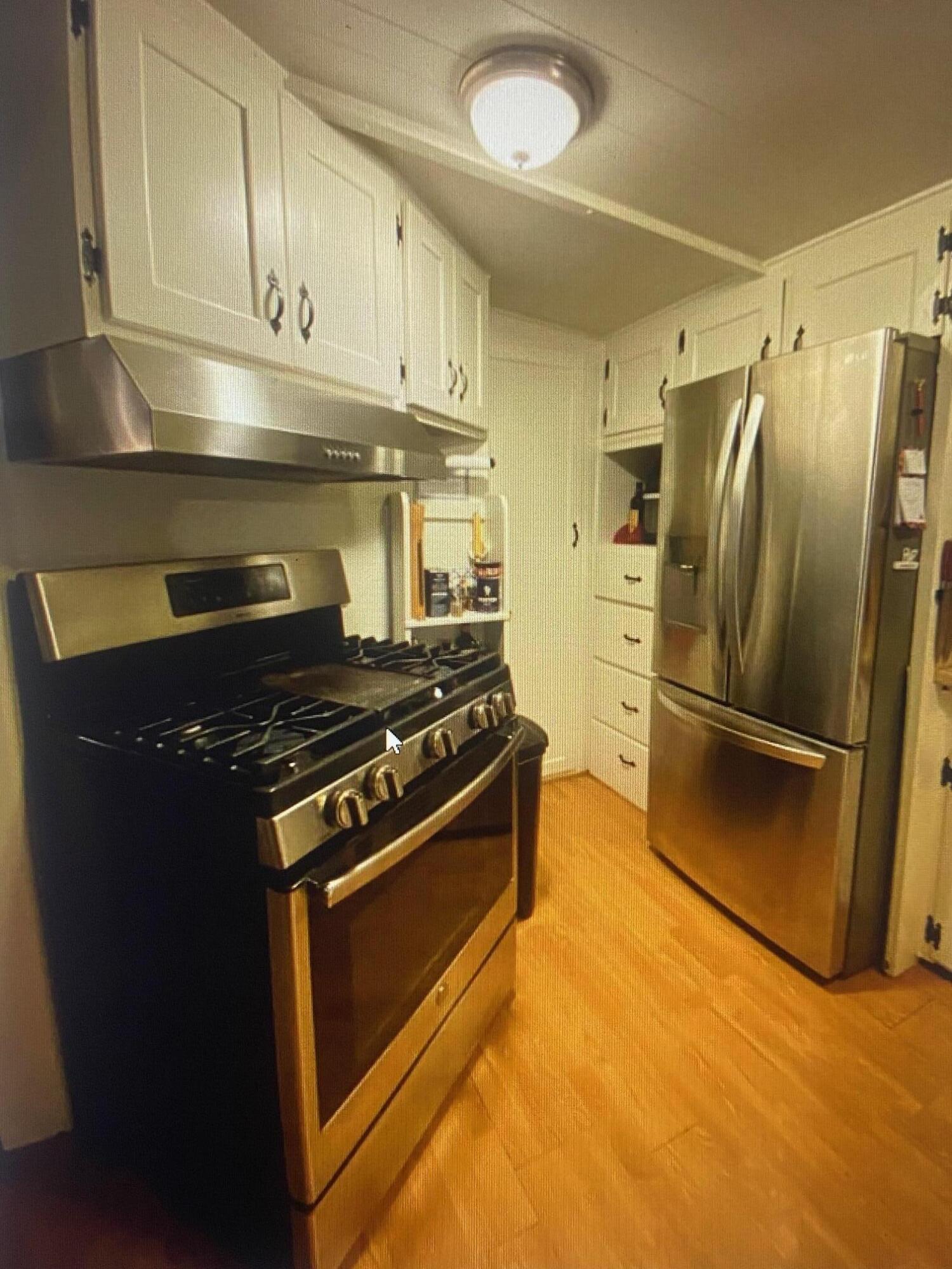 780 Lone Mountain Road O'Brien, OR 97534 - Photo 7 of 33 a kitchen with granite countertop a stove and a refrigerator