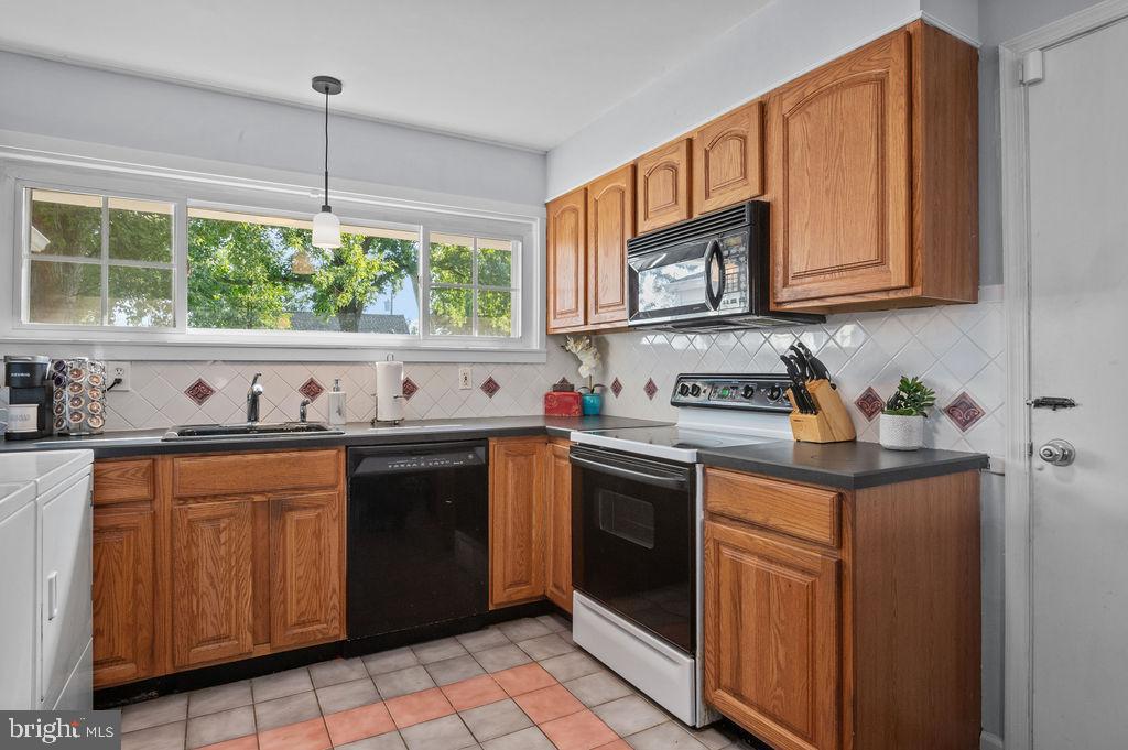 28 Hillside Road Levittown, PA 19056 - Photo 8 of 52 Gallery Image 8