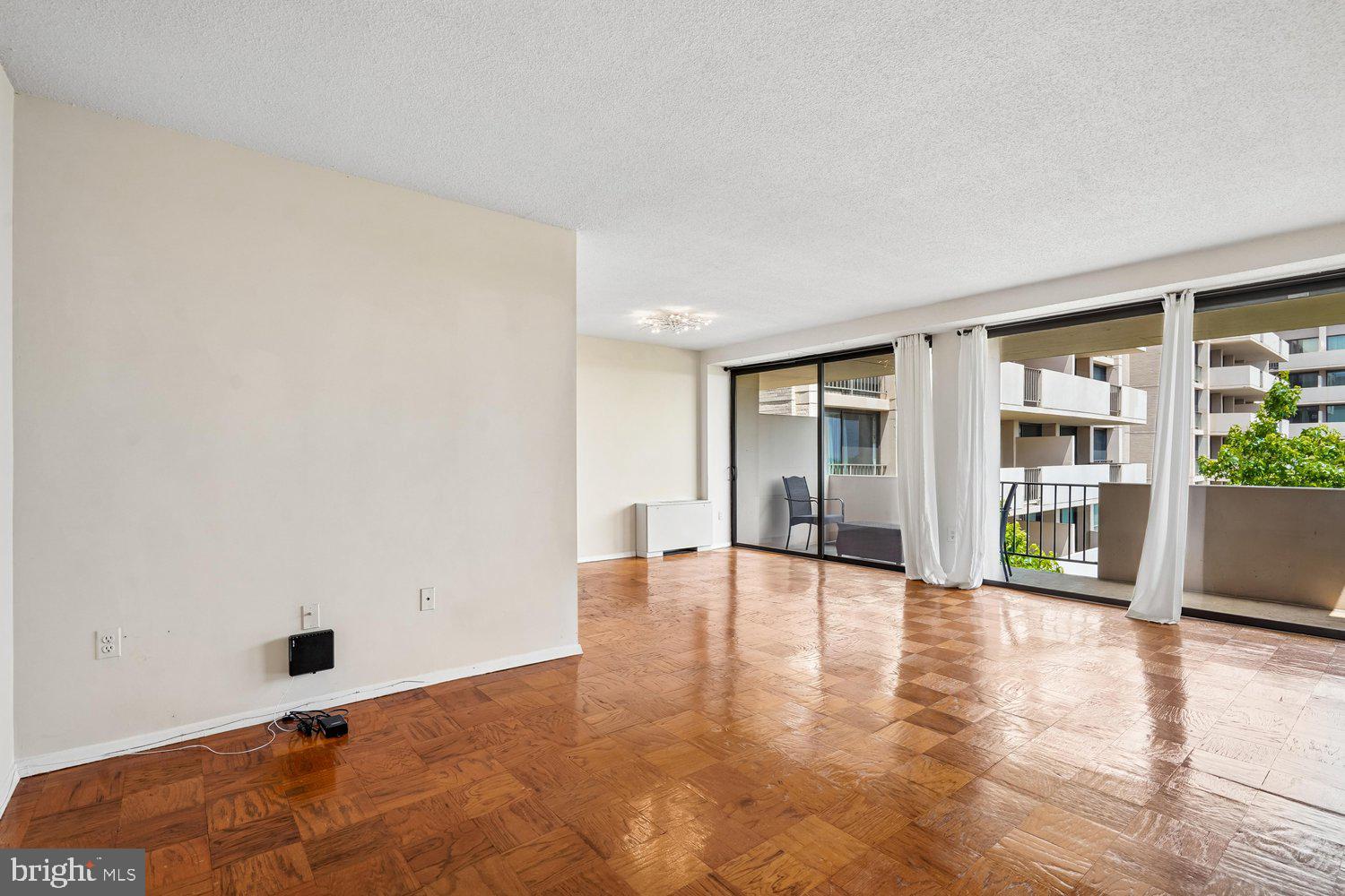 4141 North Henderson Road, Unit 904 Arlington, VA 22203 - Photo 6 of 46 Living Room