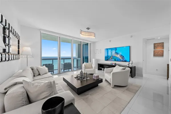 $9,500 | 6899 Collins Avenue, Unit 2207, Miami Beach, FL 33141