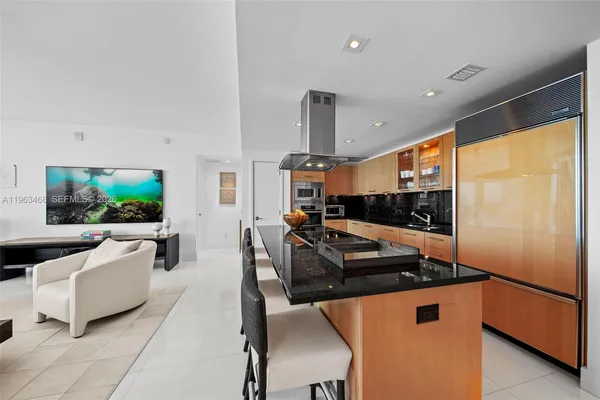 $9,500 | 6899 Collins Avenue, Unit 2207, Miami Beach, FL 33141