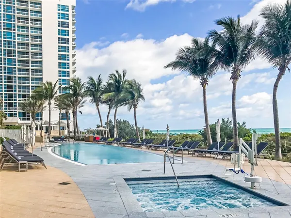 $9,500 | 6899 Collins Avenue, Unit 2207, Miami Beach, FL 33141
