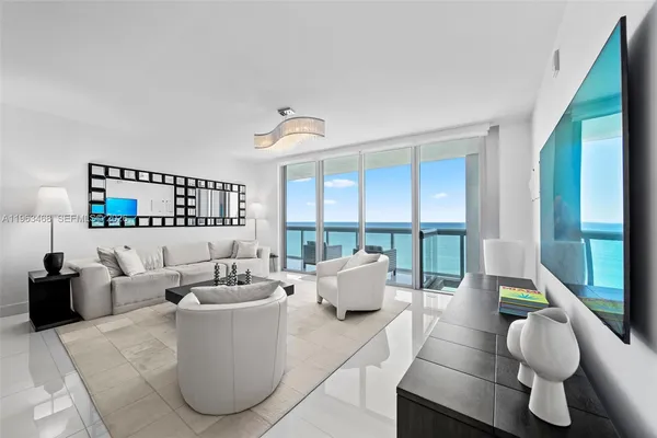 $9,500 | 6899 Collins Avenue, Unit 2207, Miami Beach, FL 33141