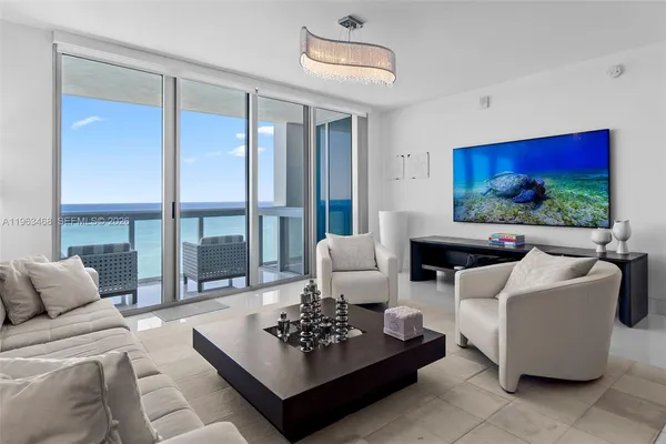 $9,500 | 6899 Collins Avenue, Unit 2207, Miami Beach, FL 33141