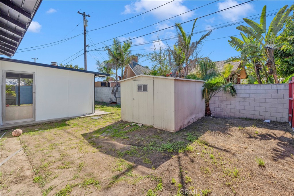 1007 North Mohawk Avenue Anaheim, CA 92801 - Photo 29 of 31 a view of a backyard