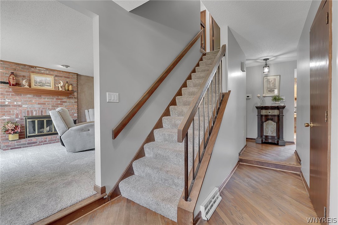 159 Little Robin Road Amherst, NY 14228 - Photo 4 of 44 Entry View