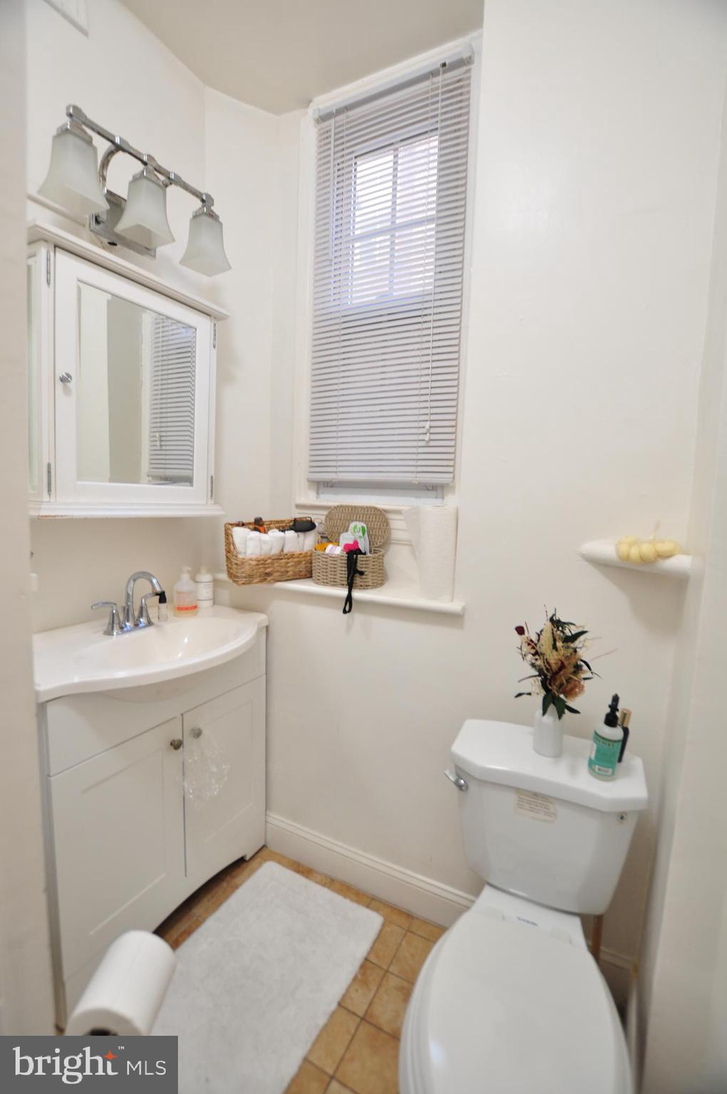 1904 Calvert Street Northwest Washington, DC 20009 - Photo 13 of 66 Unit 1 Bathroom...