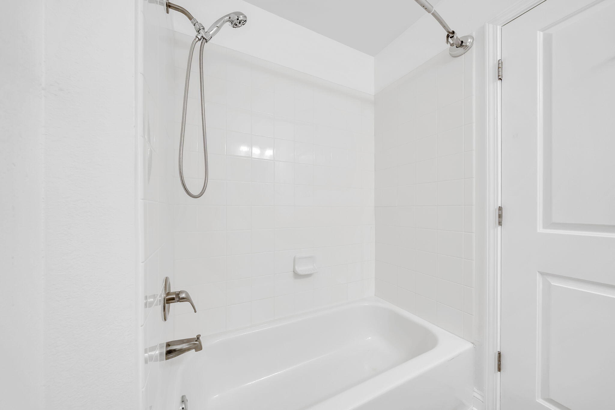 29 North Sand Palm Road Freeport, FL 32439 - Photo 13 of 40 a close view of a bathtub in bathroom