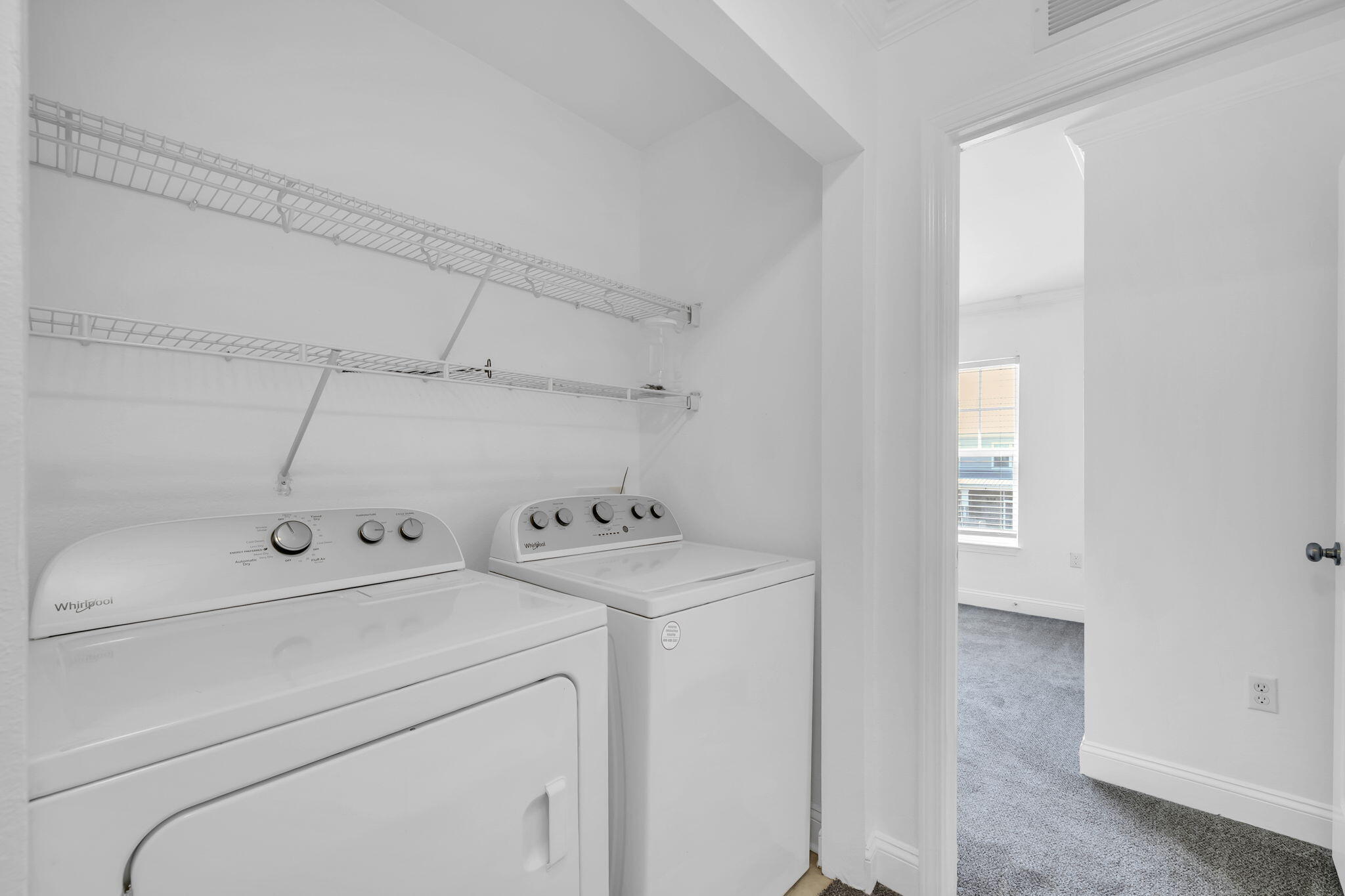 29 North Sand Palm Road Freeport, FL 32439 - Photo 19 of 40 a utility room with dryer and washer