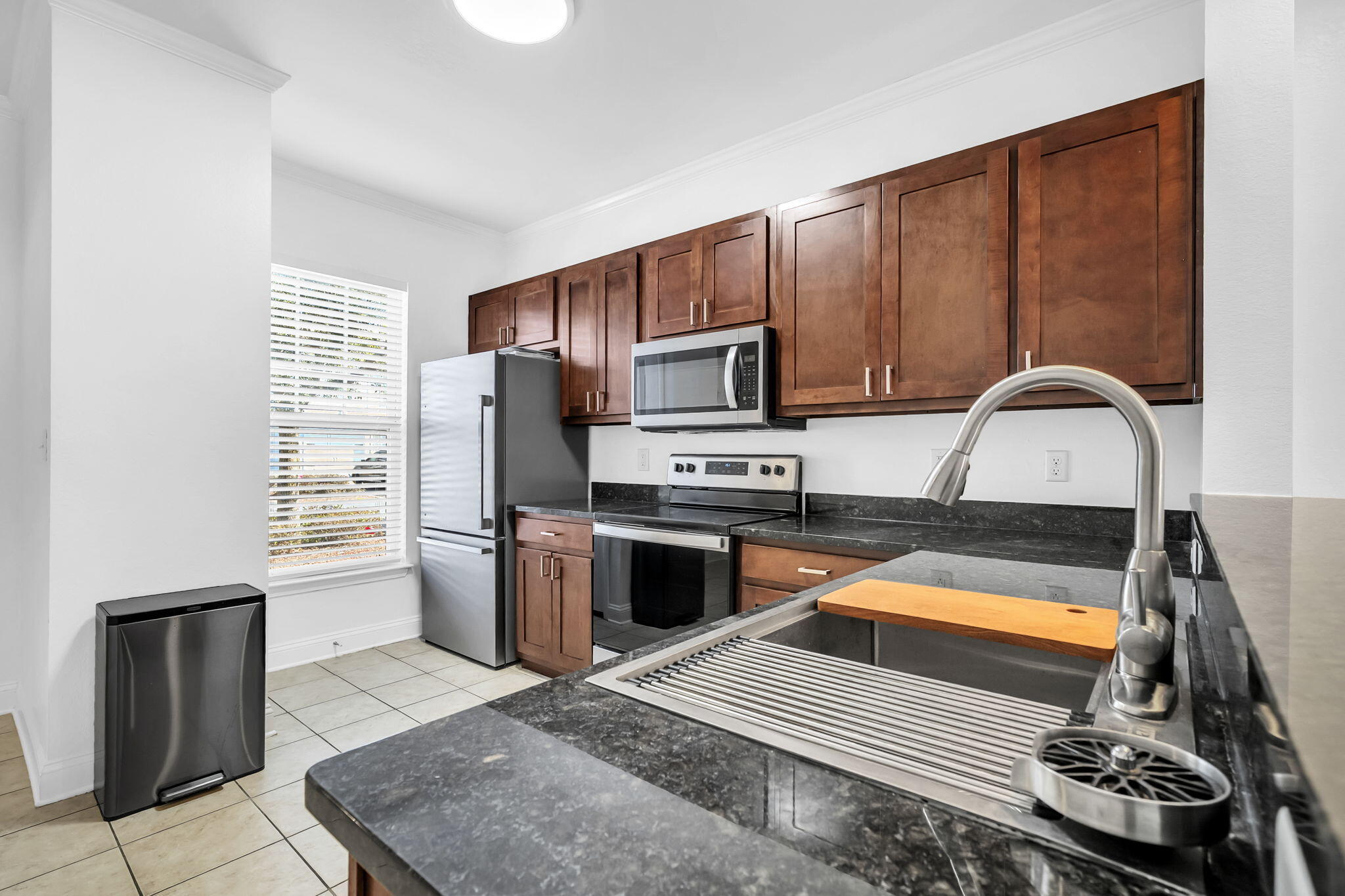 29 North Sand Palm Road Freeport, FL 32439 - Photo 5 of 40 a kitchen with a stove a sink and a refrigerator