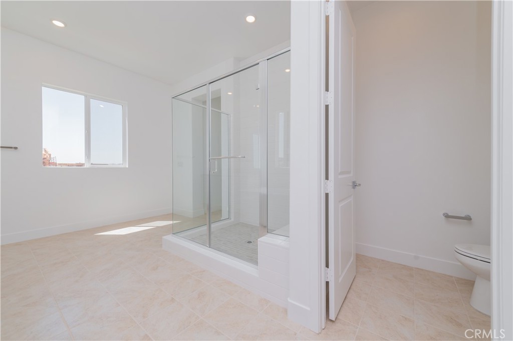 414 Treble Irvine, CA 92618 - Photo 21 of 34 a bathroom with a shower and a tub