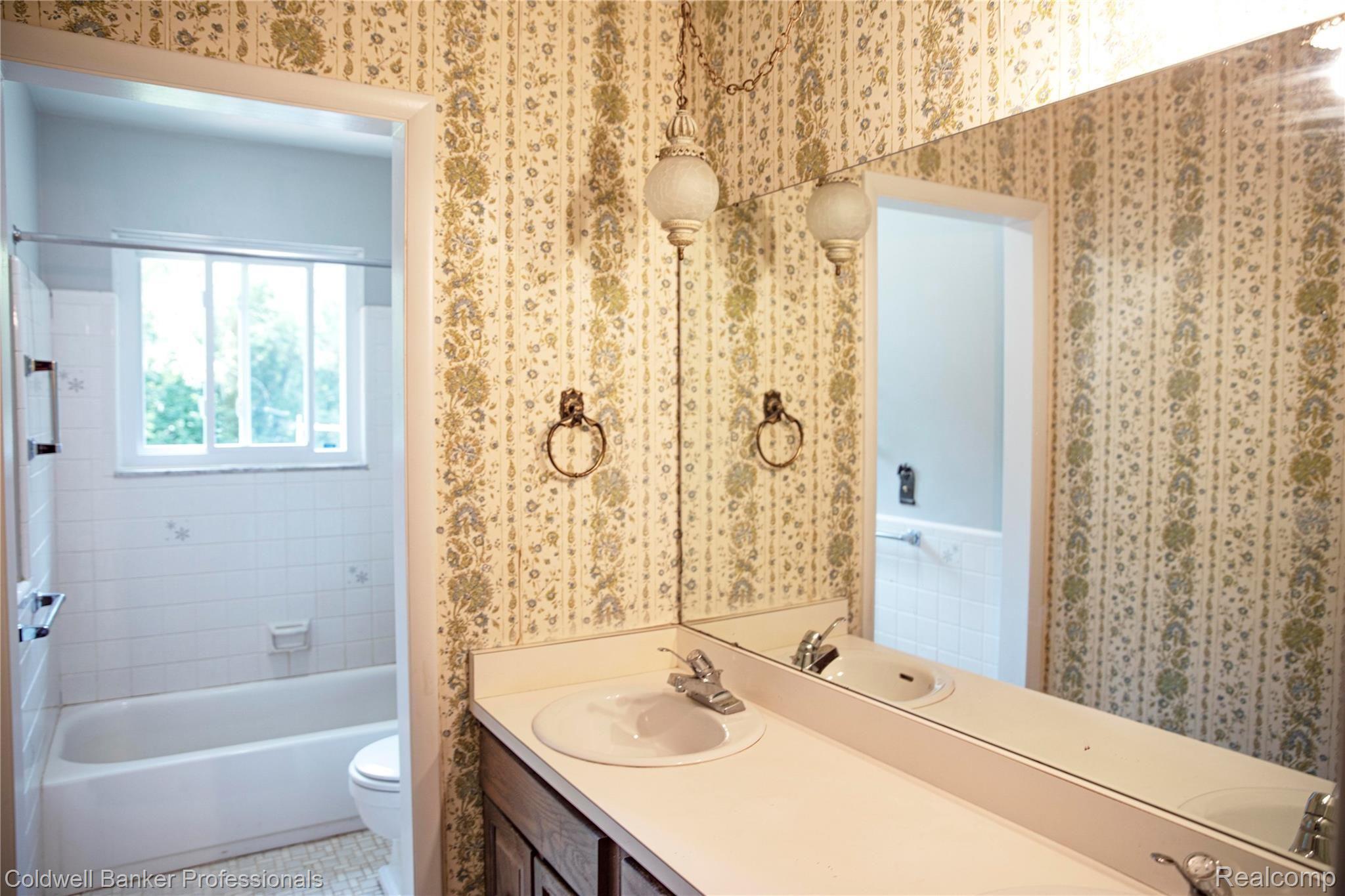 9080 Pine Knob Road Clarkston, MI 48348 - Photo 8 of 26 Large full bath for guests.jpg