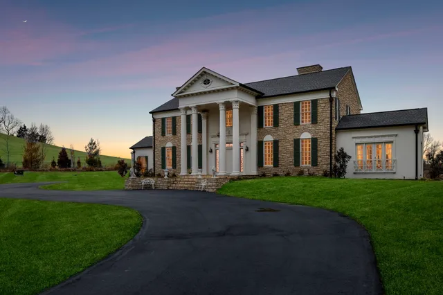 a view of a house with backyard and porch