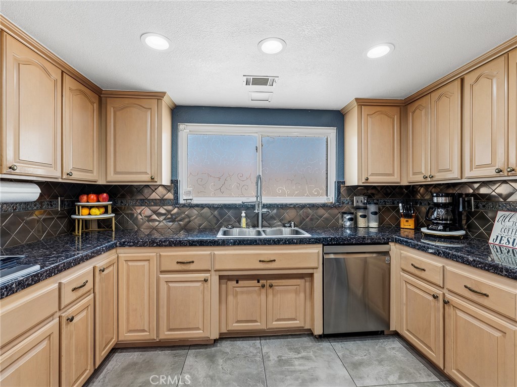 19786 Symeron Road Apple Valley, CA 92307 - Photo 25 of 71