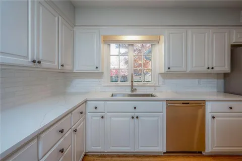 $765,000 | 10314 Manor Road, Leawood, KS 66206